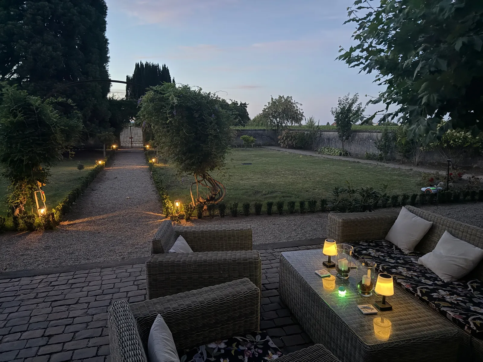 Garden by night  – Rhodter Schlössel in Rhodt unter Rietburg, Pfalz